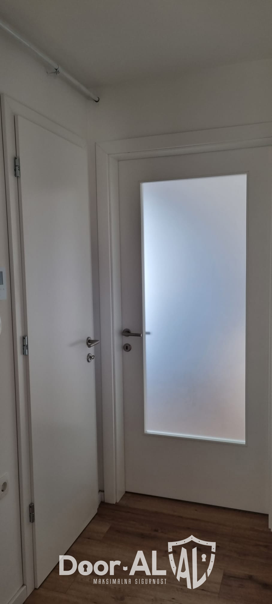 Sobna lakirana vrata s lamistal staklom